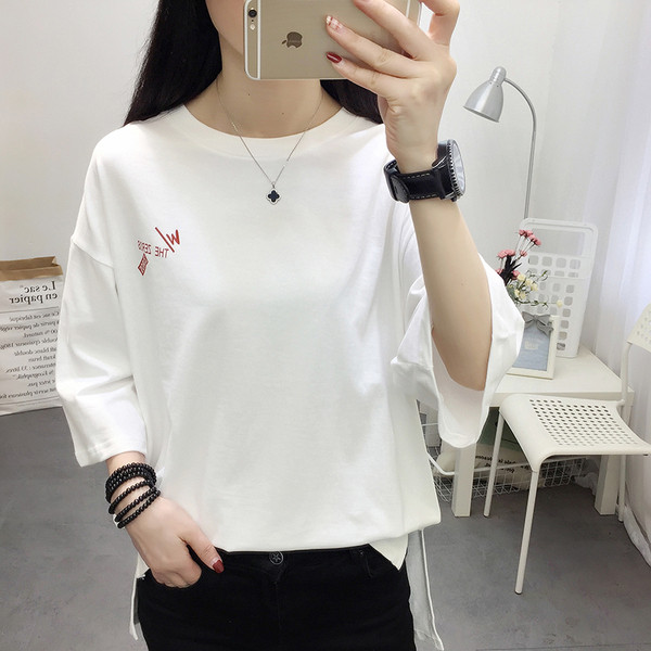 Modern női blúz 3/4-es ujjal és több színben nyomott mintával