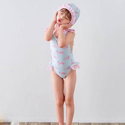 Modern, fehér színű gyermek teljes fürdőruha mintával és szalagokkal