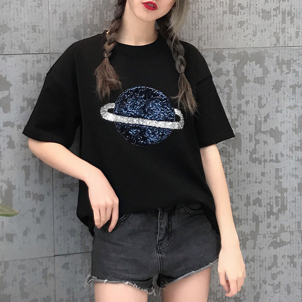 Alkalmi női fekete-fehér póló flitterekkel