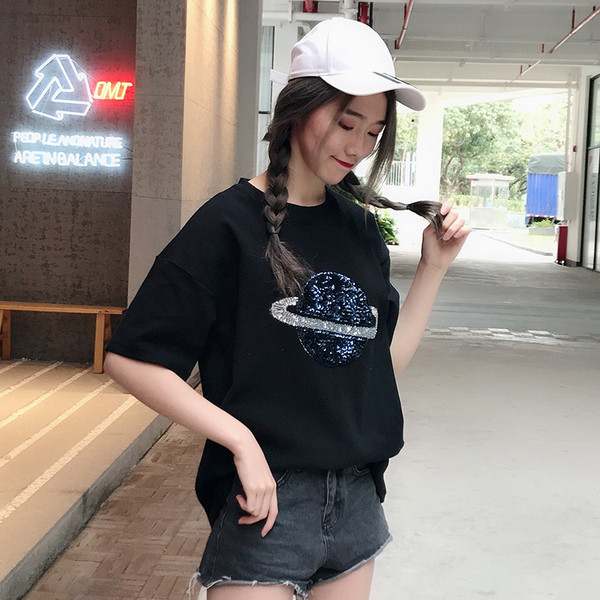 Alkalmi női fekete-fehér póló flitterekkel