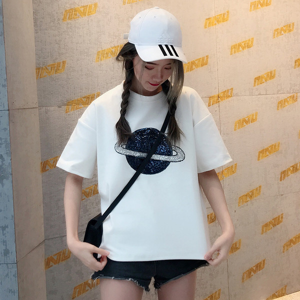 Alkalmi női fekete-fehér póló flitterekkel