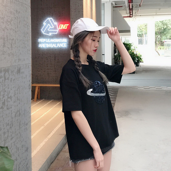 Alkalmi női fekete-fehér póló flitterekkel