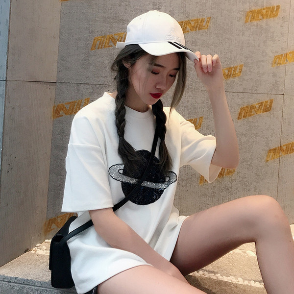 Alkalmi női fekete-fehér póló flitterekkel