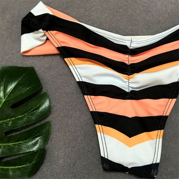 Modern kétrészes fürdőruha