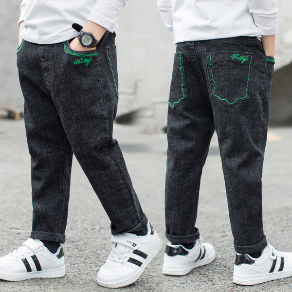 Modern gyerekfarmer fiúknak fekete színben, hímzéssel