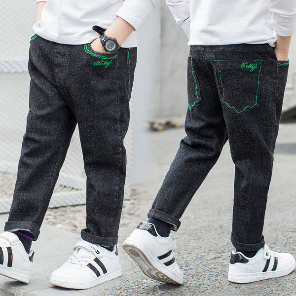 Modern gyerekfarmer fiúknak fekete színben, hímzéssel