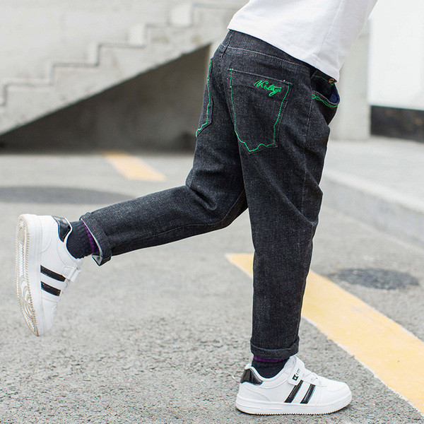 Modern gyerekfarmer fiúknak fekete színben, hímzéssel