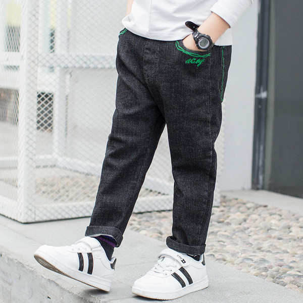 Modern gyerekfarmer fiúknak fekete színben, hímzéssel