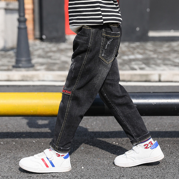 Μοντέρνα παιδικά τζιν για αγόρια σε δύο χρώματα με επιγραφή