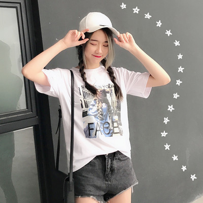 Rózsaszín, fehér és zöld női póló mintával