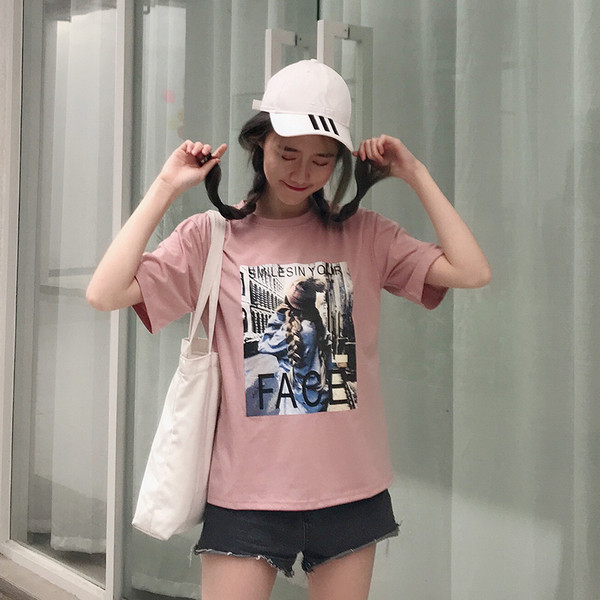 Rózsaszín, fehér és zöld női póló mintával