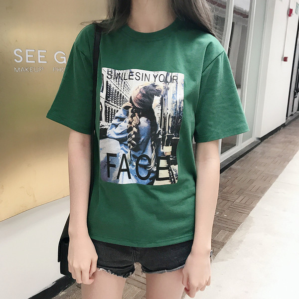 Rózsaszín, fehér és zöld női póló mintával