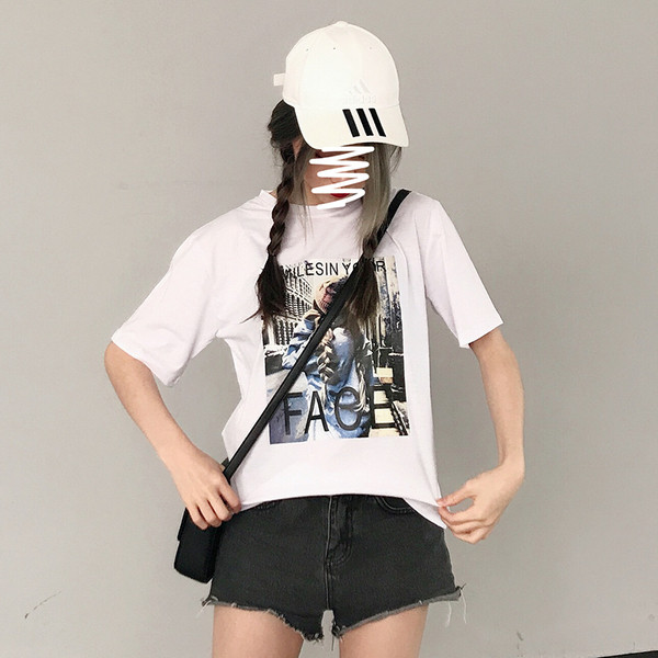 Rózsaszín, fehér és zöld női póló mintával