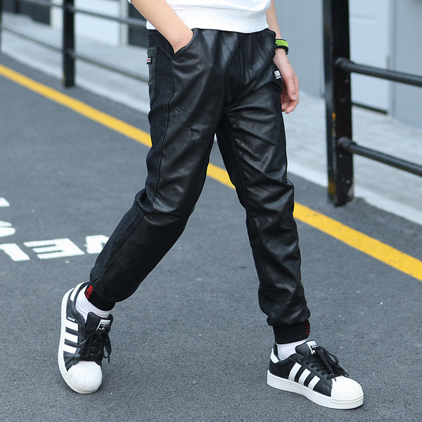 Divatos gyerek nadrág fiúknak eko bőrből fekete színben