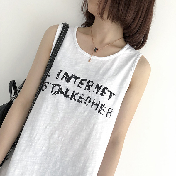 Női felső, fekete-fehér feliratokkal