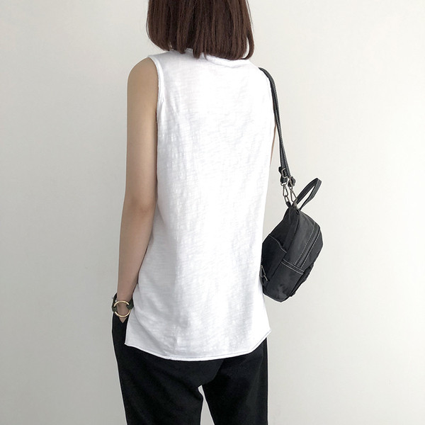 Női felső, fekete-fehér feliratokkal