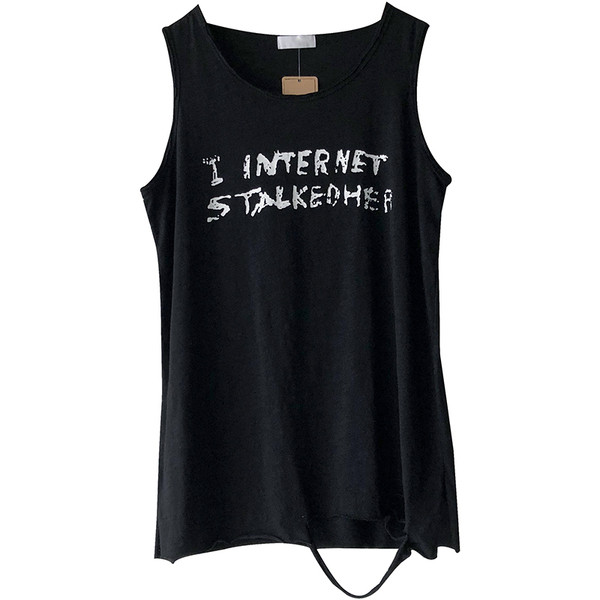 Női felső, fekete-fehér feliratokkal