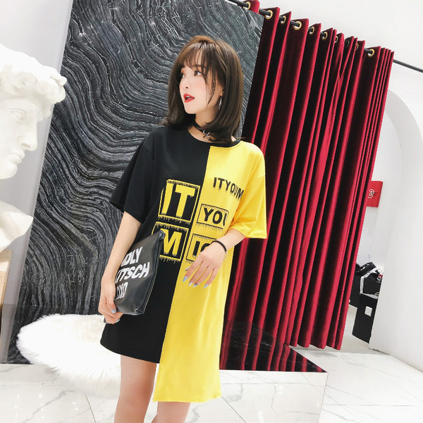 Rövid ujjú női blúz, aszimmetrikus modell felirattal