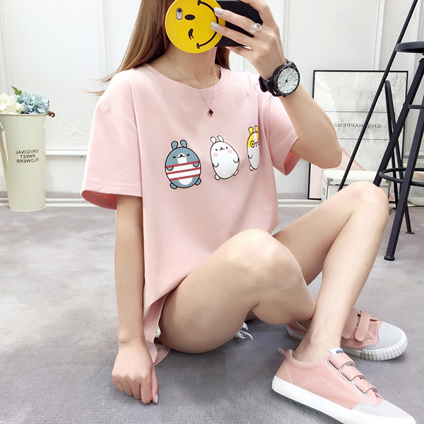 Μοντέρνα γυναικεία μπλούζα με τρισδιάστατη εφαρμογή