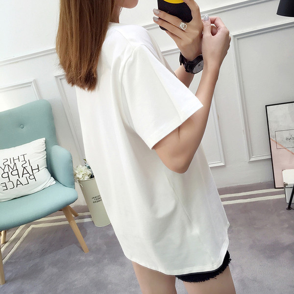 Μοντέρνα γυναικεία μπλούζα με τρισδιάστατη εφαρμογή