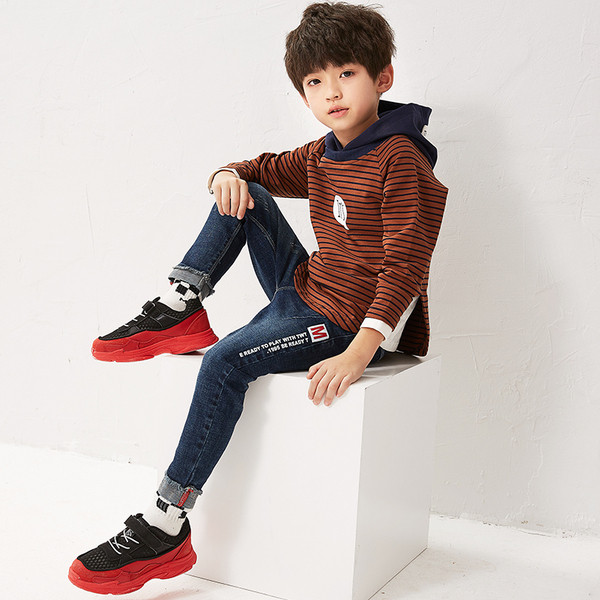 Modern gyerekfarmer fiúk felirattal