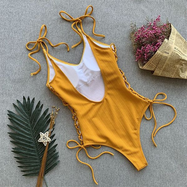 Costum de baie la modă cu cravate de culoare muștar