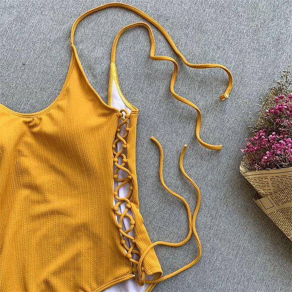 Costum de baie la modă cu cravate de culoare muștar