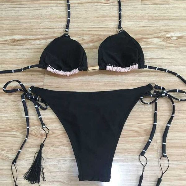 Női fürdőruha két részből áll