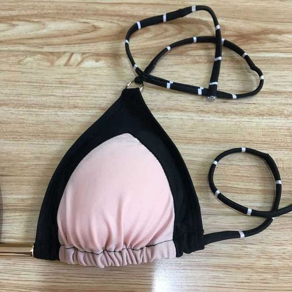 Női fürdőruha két részből áll