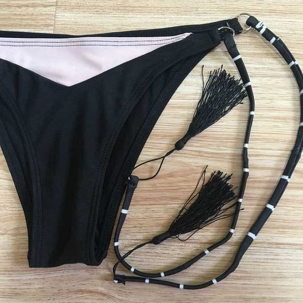 Női fürdőruha két részből áll