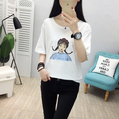 Μοντέρνο γυναικείο t-shirt με ανοιχτή λαιμόκοψη σε διάφορα χρώματα και εφαρμογές