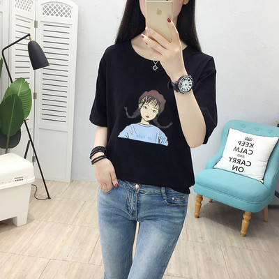 Μοντέρνο γυναικείο t-shirt με ανοιχτή λαιμόκοψη σε διάφορα χρώματα και εφαρμογές