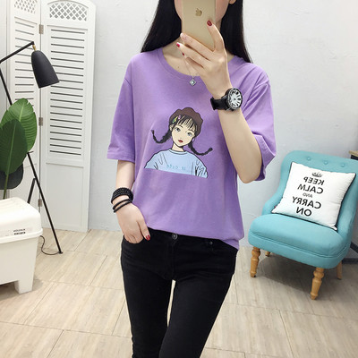 Μοντέρνο γυναικείο t-shirt με ανοιχτή λαιμόκοψη σε διάφορα χρώματα και εφαρμογές