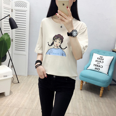 Μοντέρνο γυναικείο t-shirt με ανοιχτή λαιμόκοψη σε διάφορα χρώματα και εφαρμογές