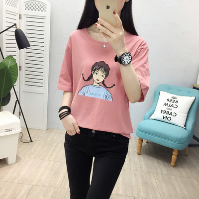 Μοντέρνο γυναικείο t-shirt με ανοιχτή λαιμόκοψη σε διάφορα χρώματα και εφαρμογές