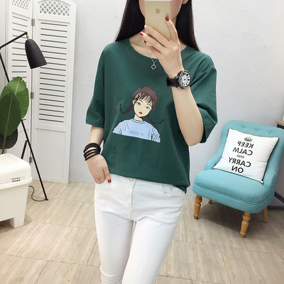 Μοντέρνο γυναικείο t-shirt με ανοιχτή λαιμόκοψη σε διάφορα χρώματα και εφαρμογές