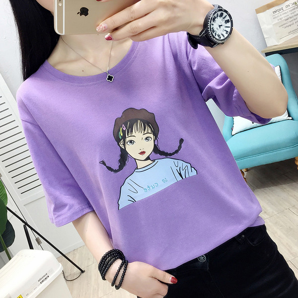 Μοντέρνο γυναικείο t-shirt με ανοιχτή λαιμόκοψη σε διάφορα χρώματα και εφαρμογές