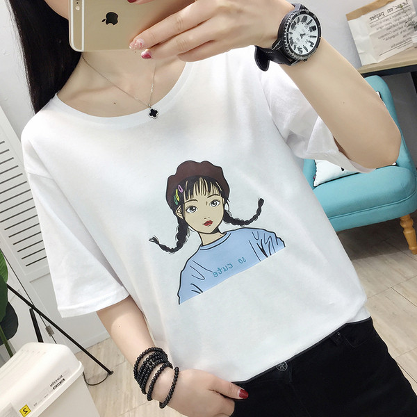 Μοντέρνο γυναικείο t-shirt με ανοιχτή λαιμόκοψη σε διάφορα χρώματα και εφαρμογές