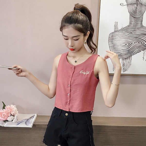 Hímzéssel és gombokkal ellátott női felső három színben