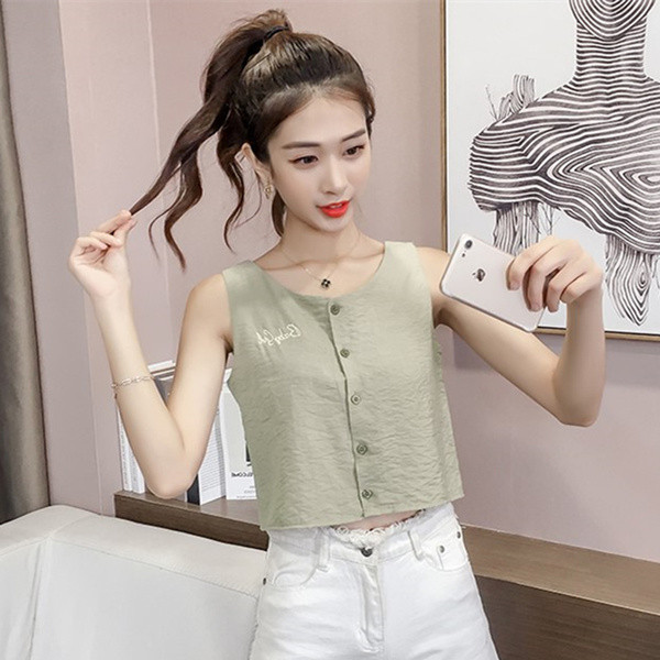 Hímzéssel és gombokkal ellátott női felső három színben