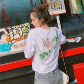 Női tavaszi fehér póló virágos motívumokkal