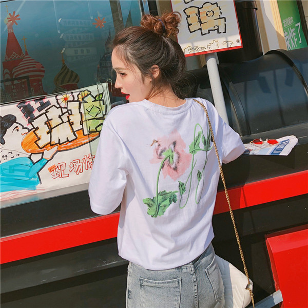Női tavaszi fehér póló virágos motívumokkal
