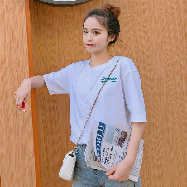 Női tavaszi fehér póló virágos motívumokkal