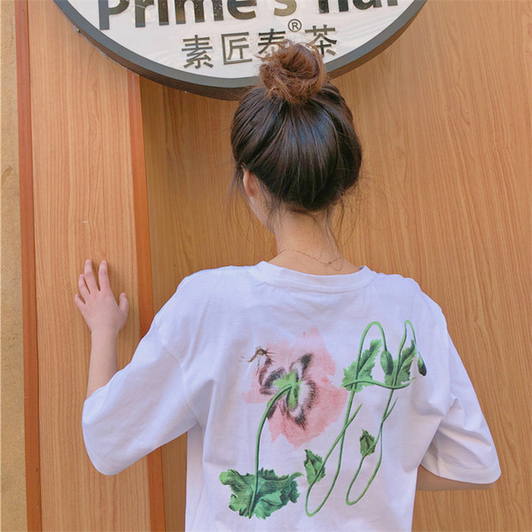 Női tavaszi fehér póló virágos motívumokkal