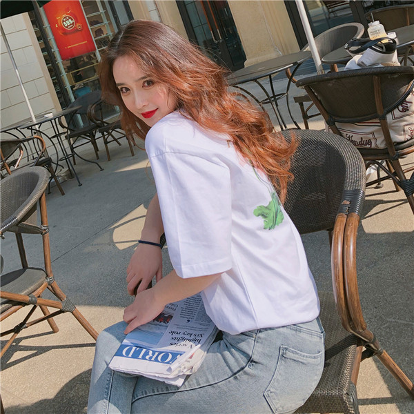 Női tavaszi fehér póló virágos motívumokkal