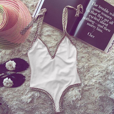 Μοντέρνο γυναικείο μαγιό σε λευκό και ροζ χρώμα