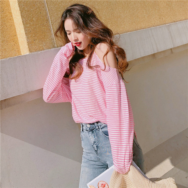 Γυναικεία ριγέ μπλούζα με ντεκολτέ σε σχήμα Τ σε τρία χρώματα