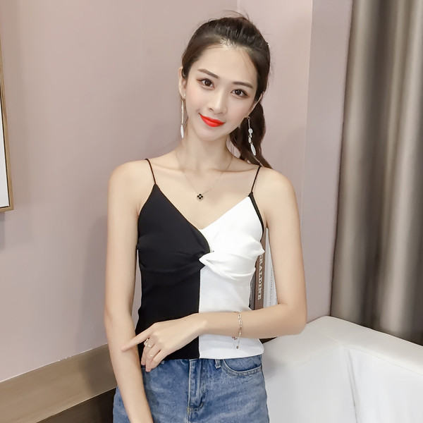 Vékony pántokkal és V-nyakú női felső három színben