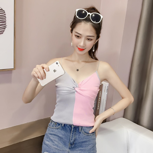 Vékony pántokkal és V-nyakú női felső három színben