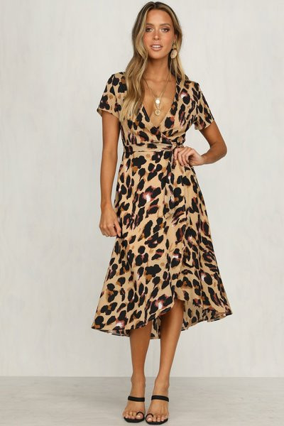 Stílusos női ruha leopárd mintával és V-nyakkal